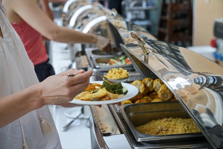 Essen vom Buffet nehmen