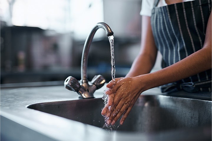 Hände waschen unter Wasser