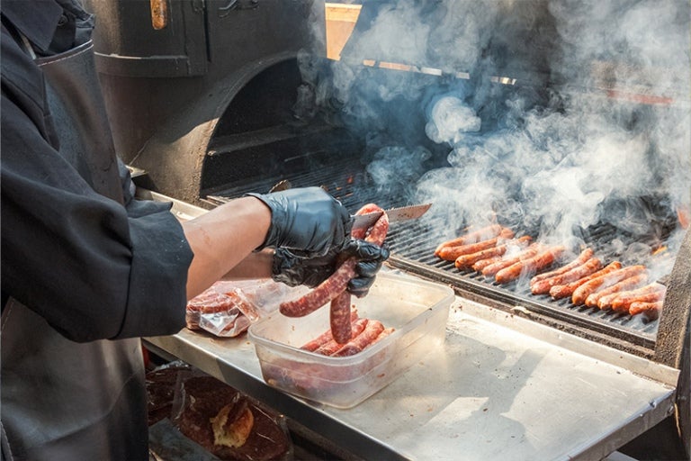 Koch grillt Fleisch